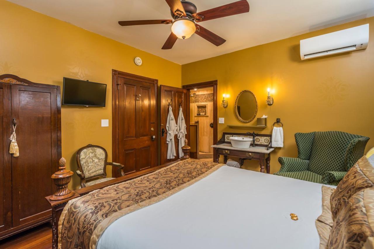 Deluxe Queen Room Topaz Room