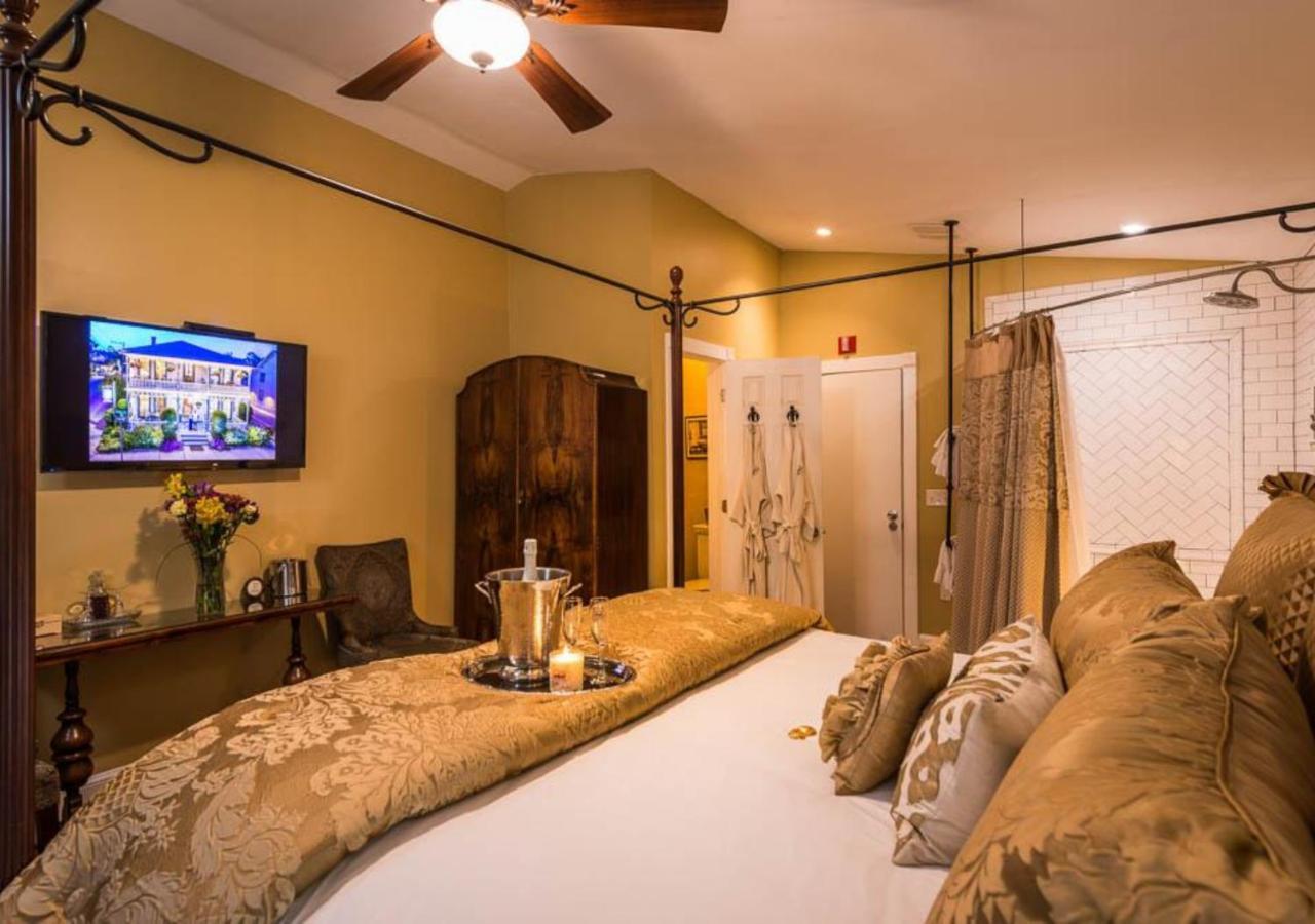 King Room Spa Bath Gold Room Private Cottage