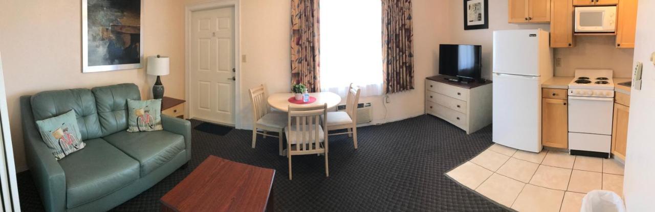 Deluxe Queen Suite