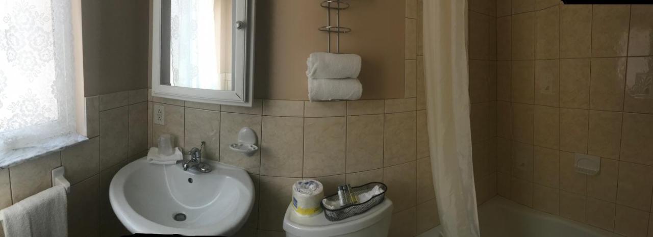 Deluxe Queen Suite