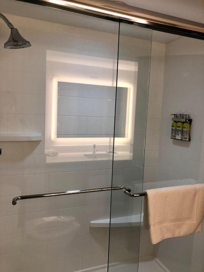 Standard King Room with Roll-in Shower - Mobility Accessible,1282304773:JPEG