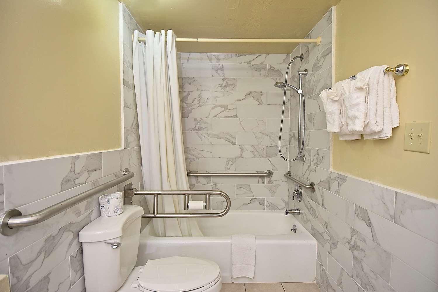 King Room with Bath Tub - Mobility Accessible/Non-Smoking