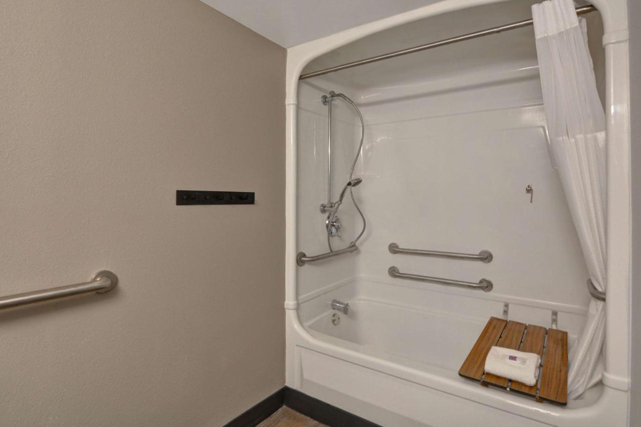 Queen Room Disability Access Non-Smoking