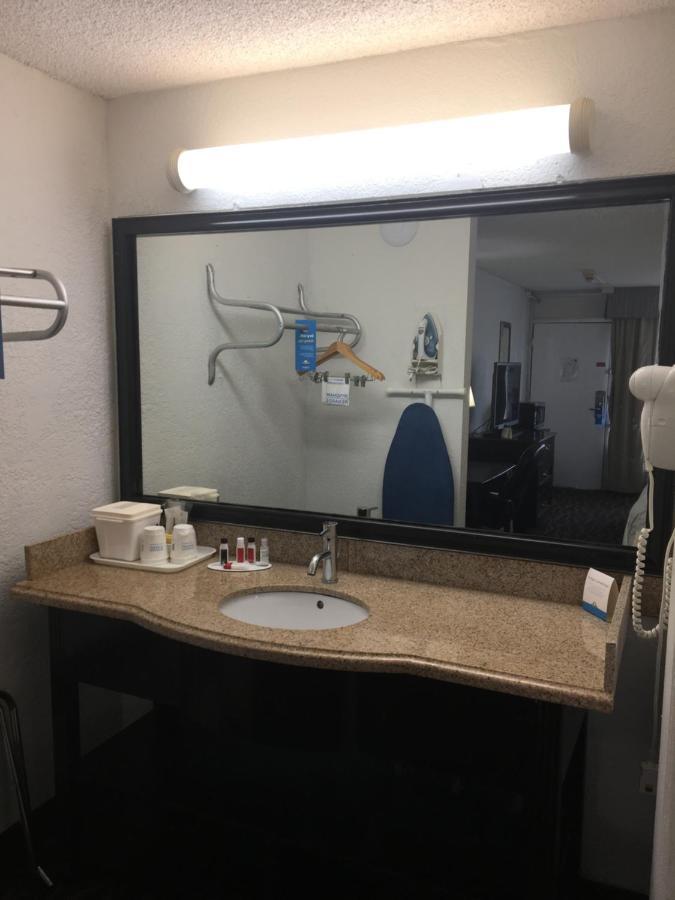 Deluxe King Room with Bath Tub - Mobility/Hearing Accessible - Non-Smoking,1029540214:JPEG