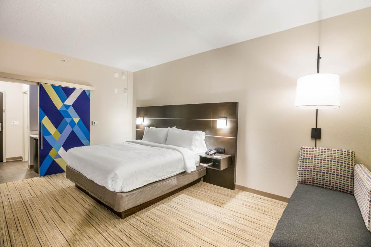 King Room Hearing Accessible or Non-Smoking