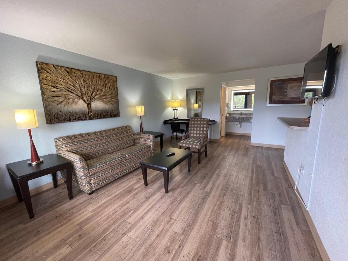 Deluxe Queen Suite