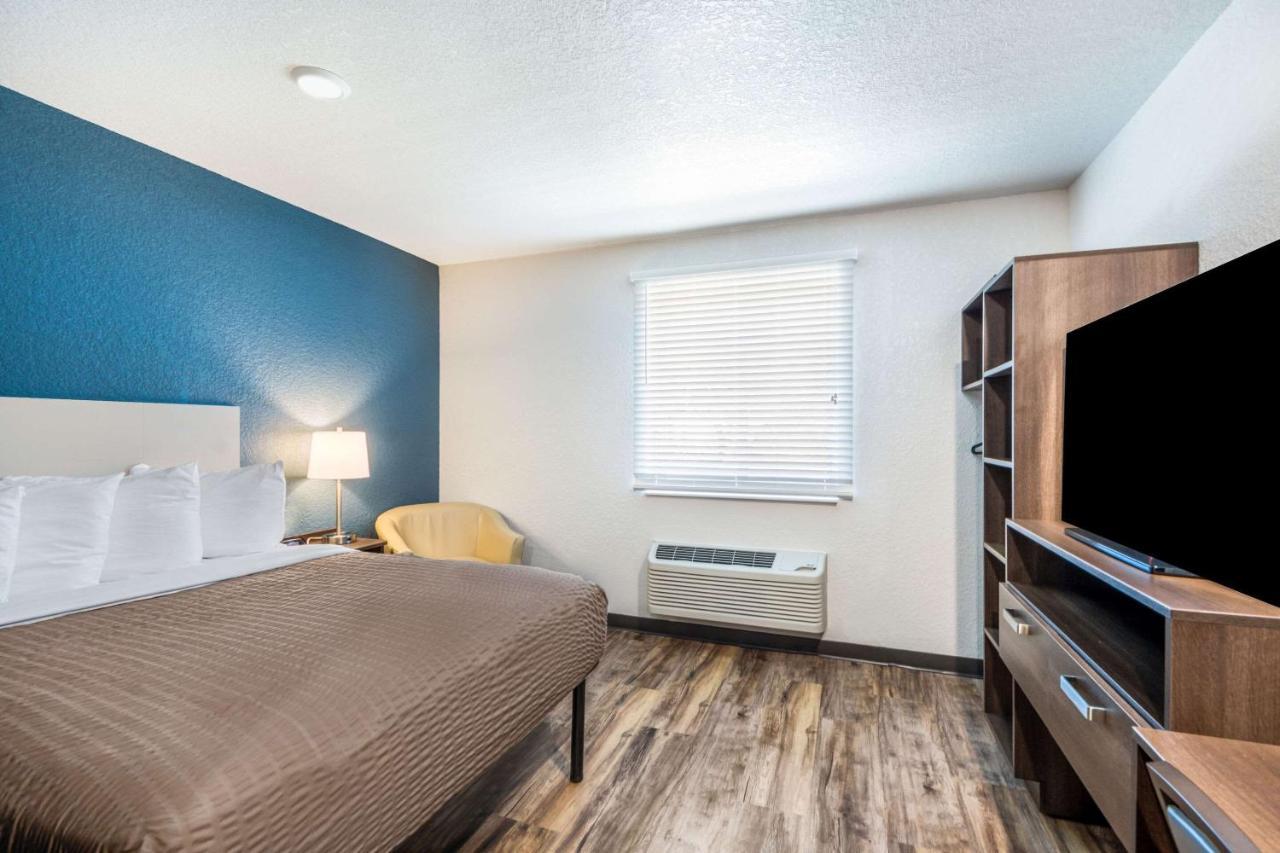 Queen Room  with Roll-In Shower - Disability Access/Non-Smoking