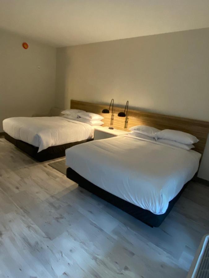 Queen Room Two Queen Beds Walk Shower w or Grab Bars Mobility Accessible or Non-Smoking