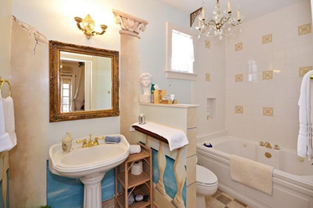 Queen Room with Spa Bath