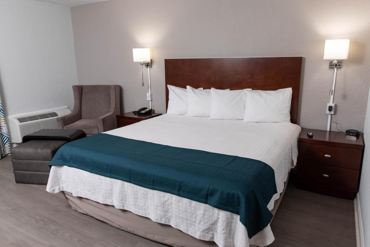 Deluxe King Room - Non-Smoking