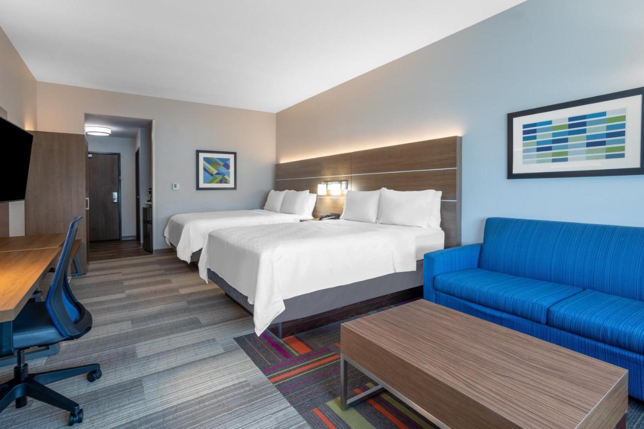 Queen Suite Two Queen Beds Additional Living Area