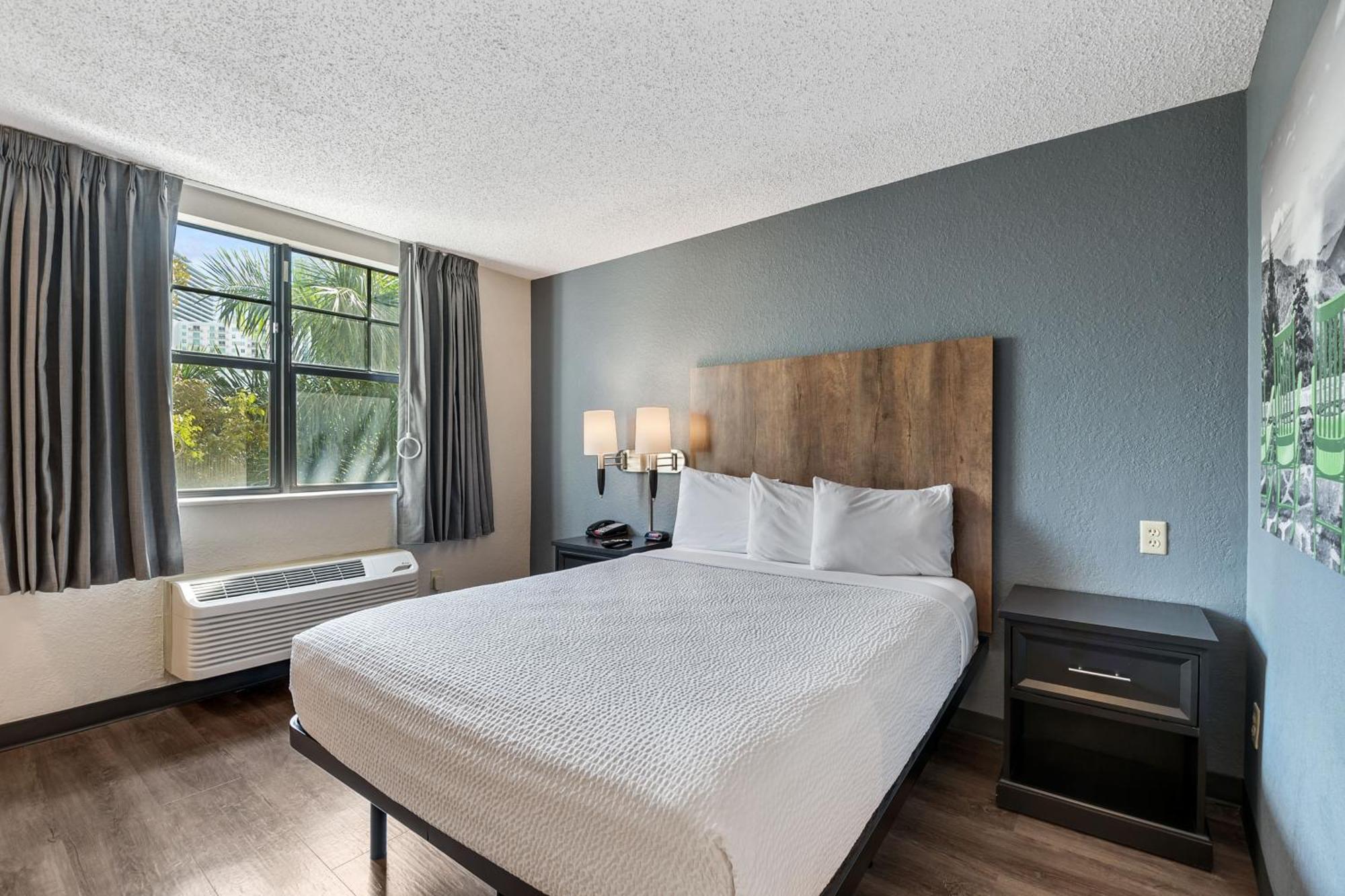 Queen studio 1 Queen Bed Disability Access or Non-Smoking