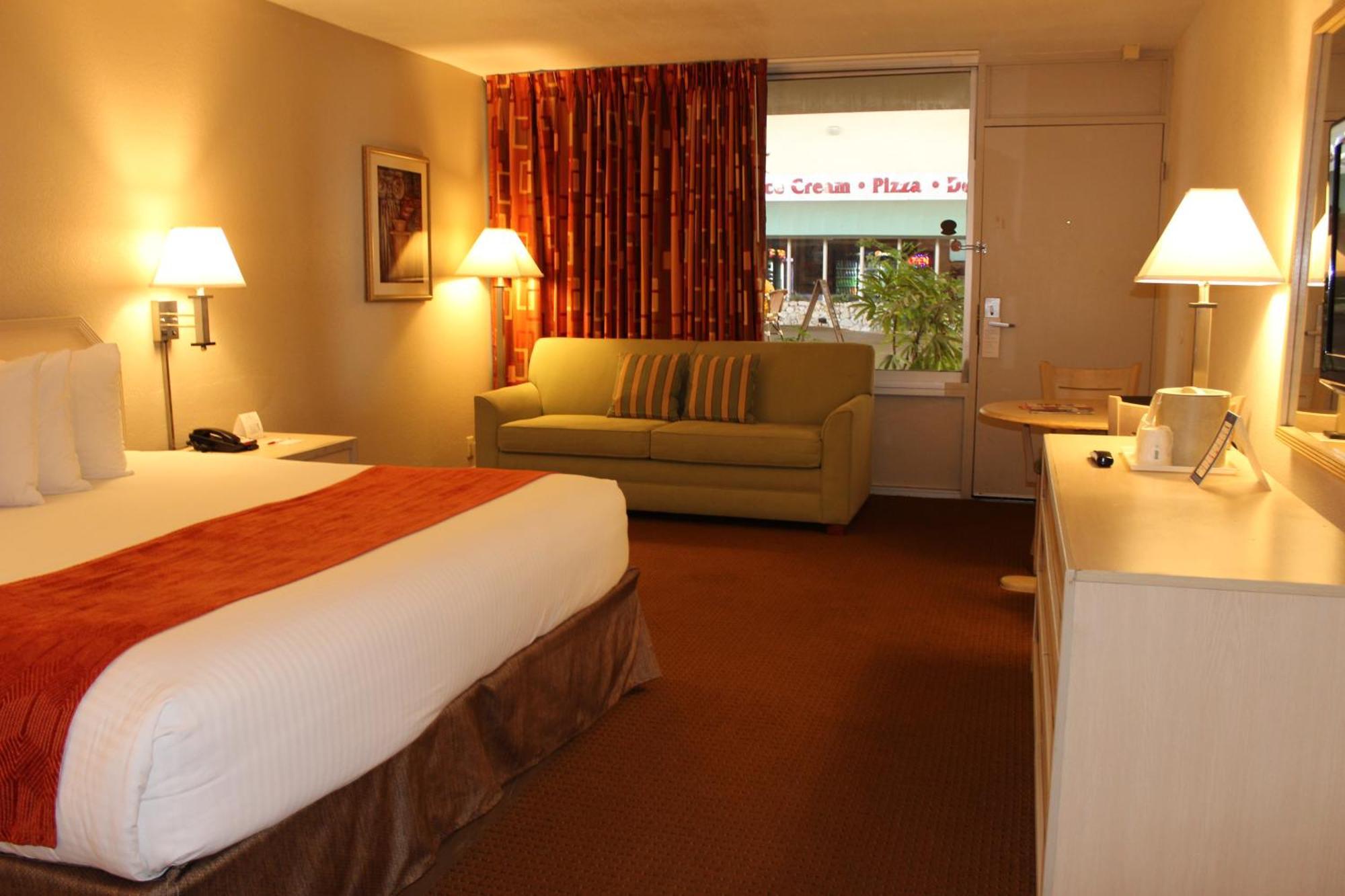 Standard King Courtyard Inn Room