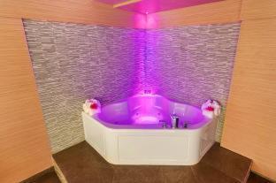 Honeymoon Suite Spa Bath