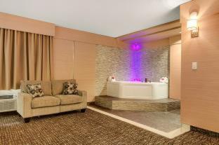 Honeymoon Suite Spa Bath