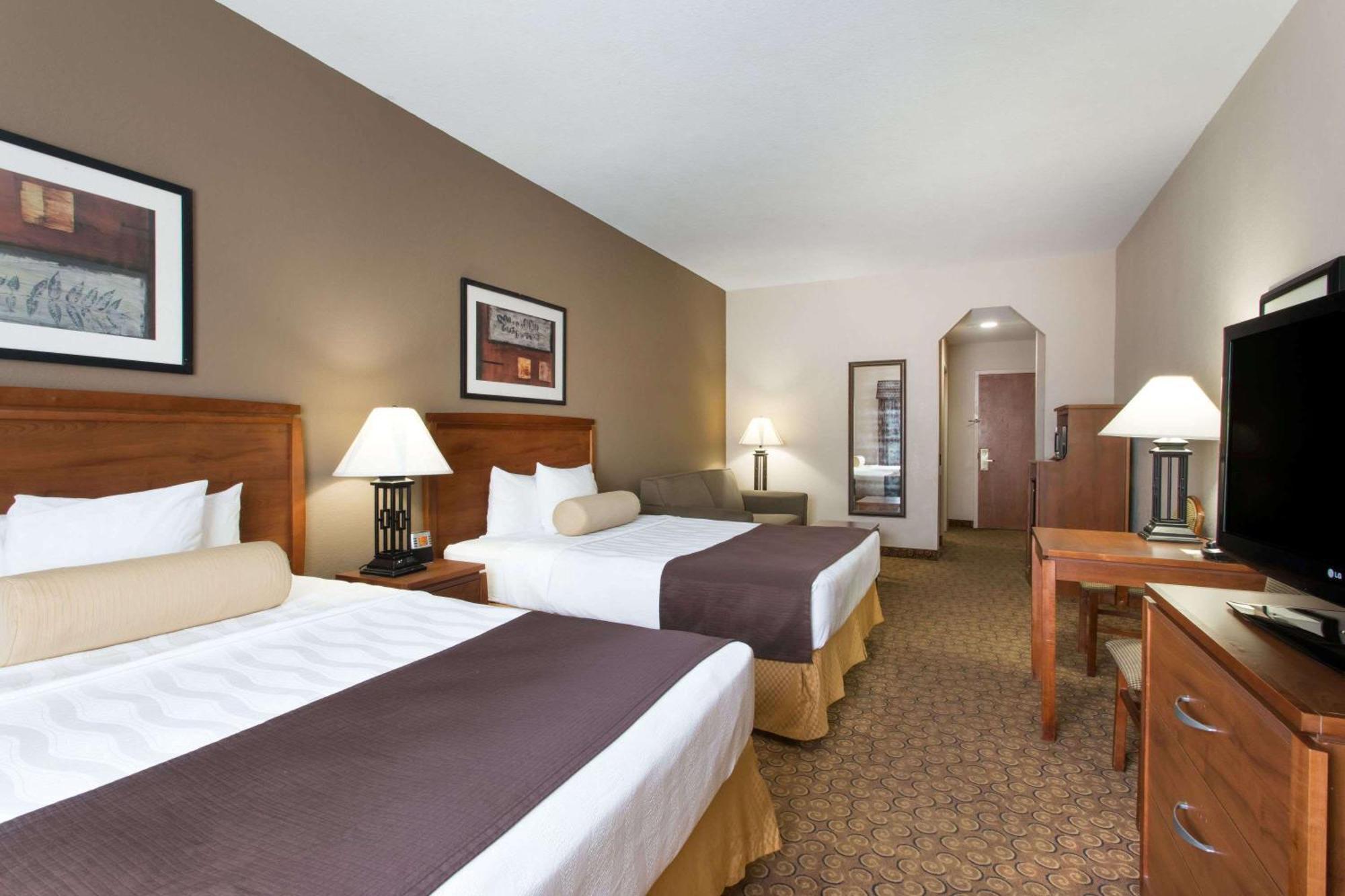 Queen Room with Two Queen Beds - Non-Smoking,1211539735:JPEG