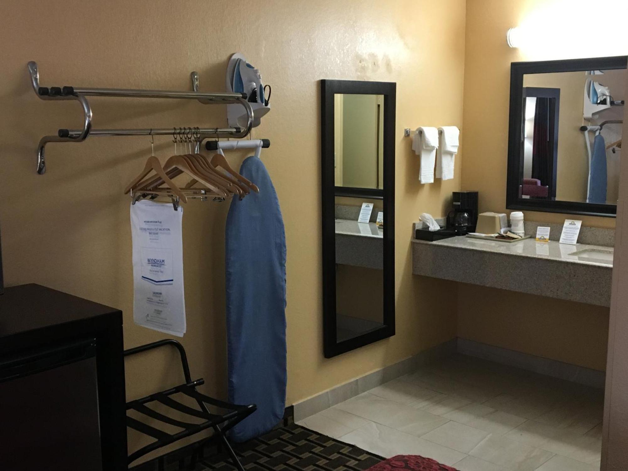Queen Room - Disability Access - Non-Smoking