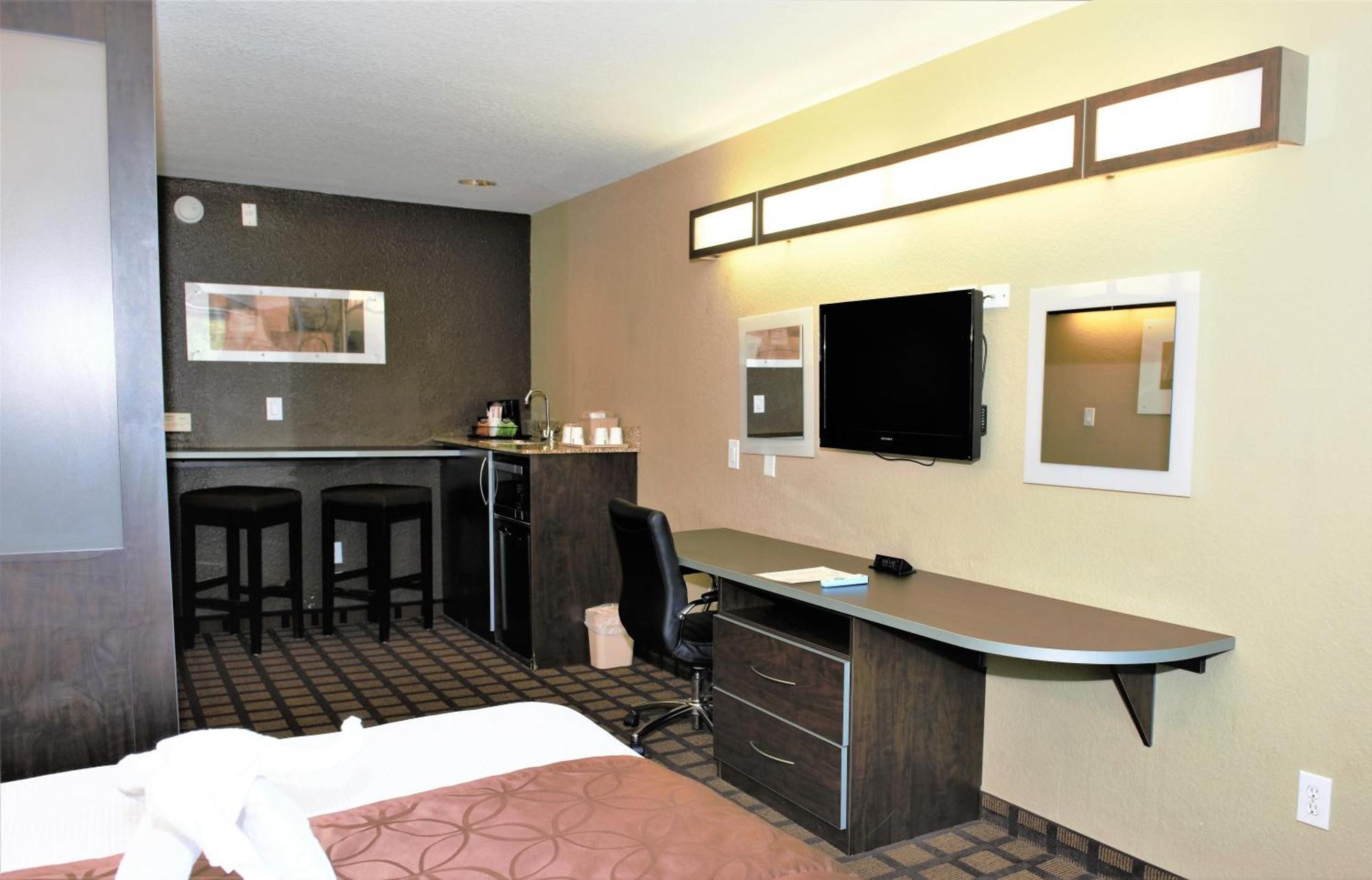 Deluxe Queen Room Bath Tub Mobility or Hearing Accessible Non-Smoking