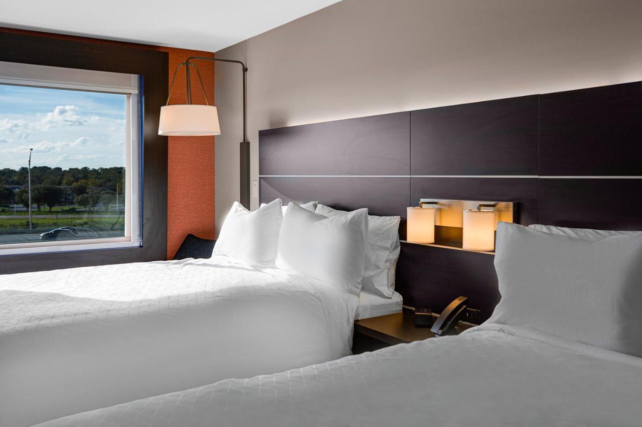 Queen Room Two Queen Beds Hearing Accessible
