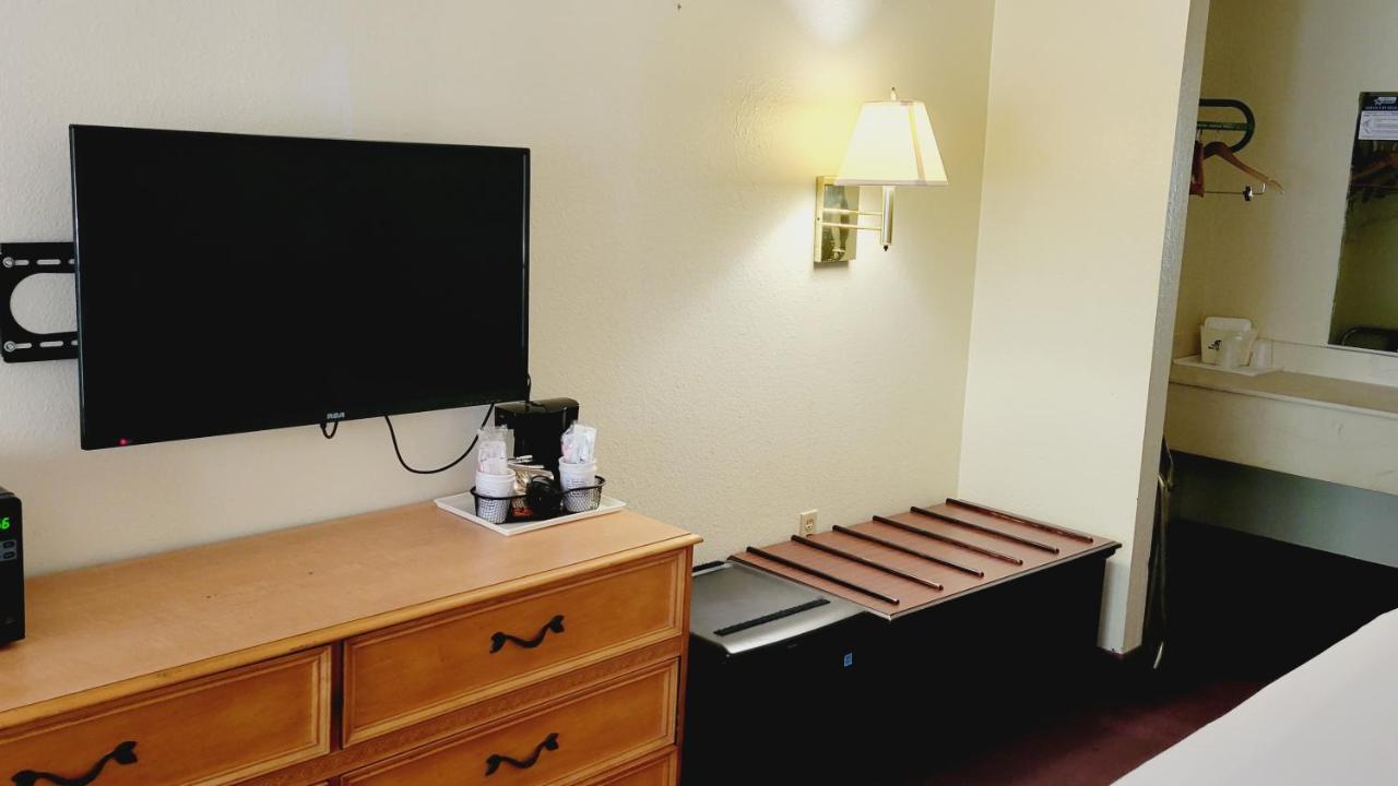 1 Queen Accessible First Floor