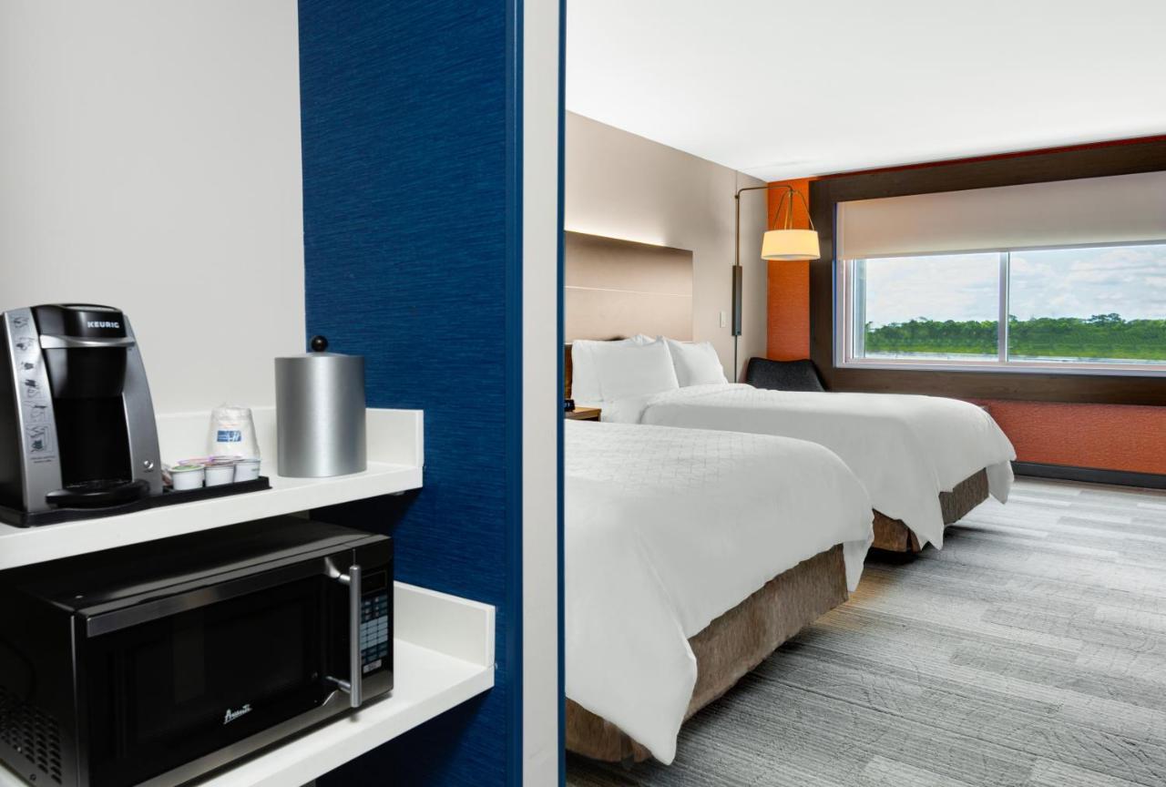 Queen Room Two Queen Beds Hearing Accessible