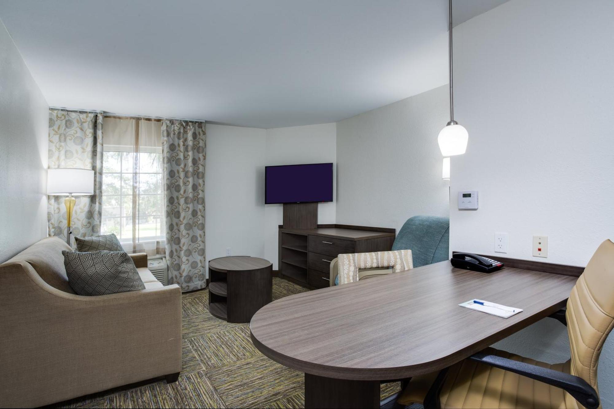 One-Bedroom Queen Suite