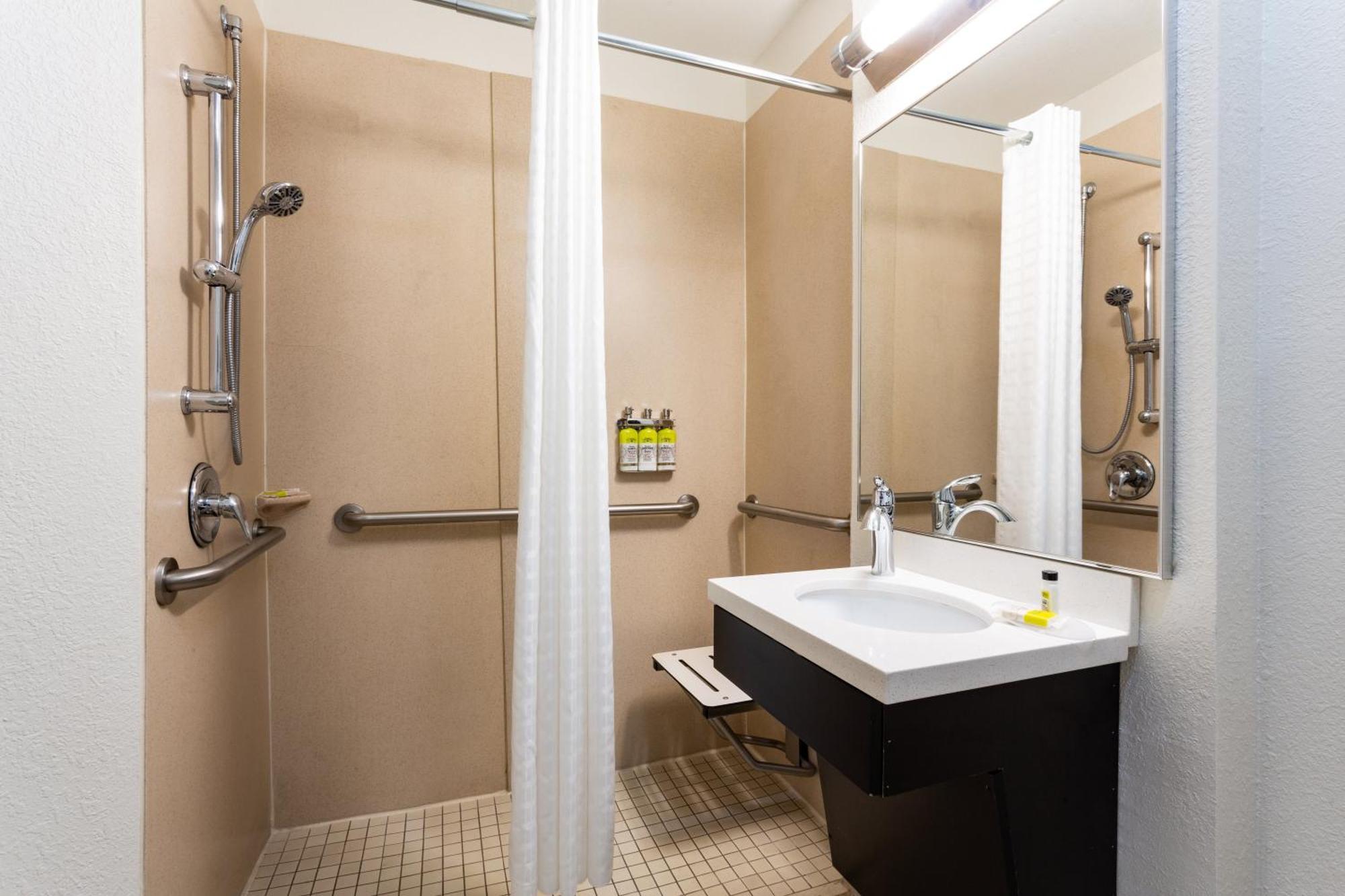 Queen Studio Roll Shower Non-Smoking