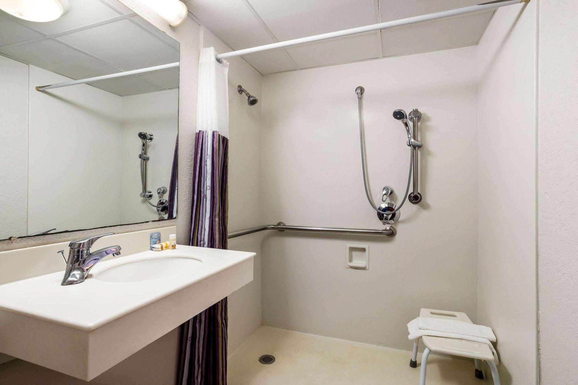 King Room with Roll-In Shower - Hearing Accessible/Non-Smoking