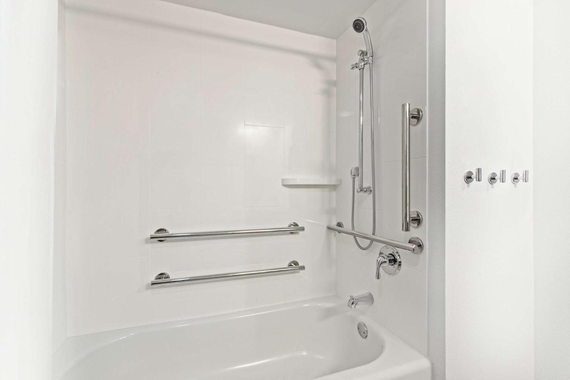 Queen Room with Roll-In Shower - Mobility Access/Non-Smoking