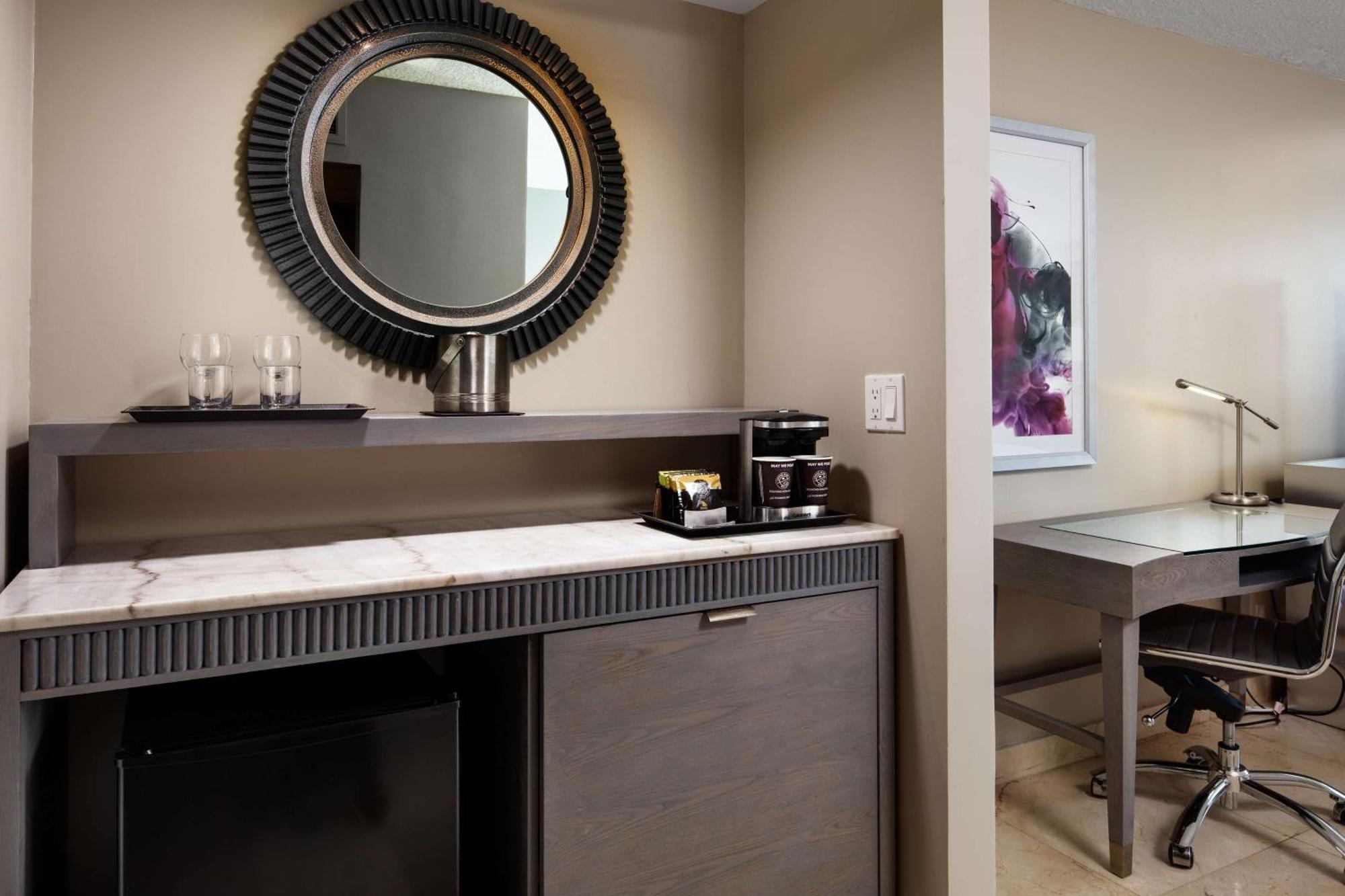 Chambre Lit King-Size - Vue sur Baie - Accessible aux Personnes à Mobilité Réduite / Douche Accessible en Fauteuil Roulant