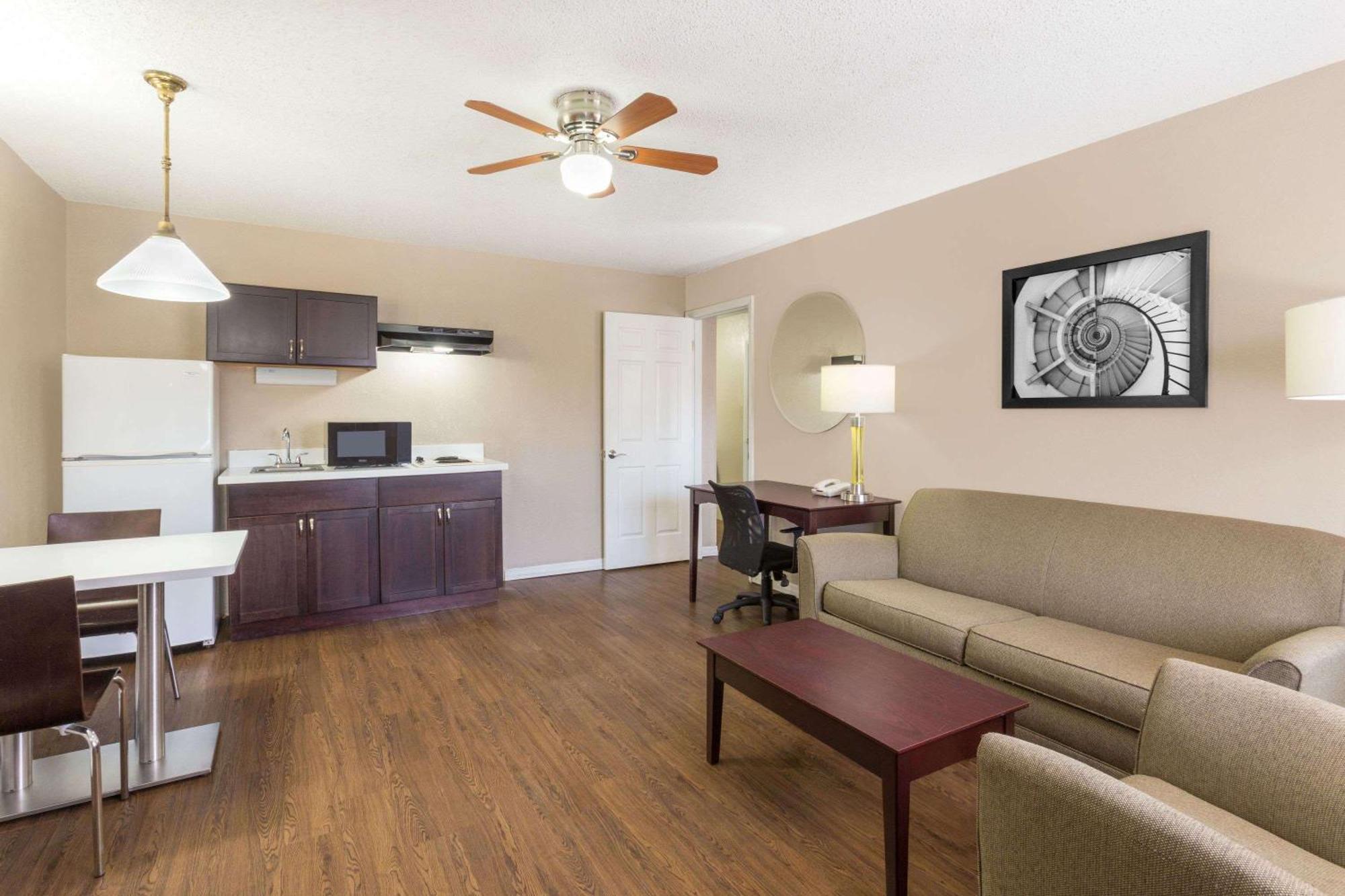 One-Bedroom Suite Two Queen Beds Non-Smoking