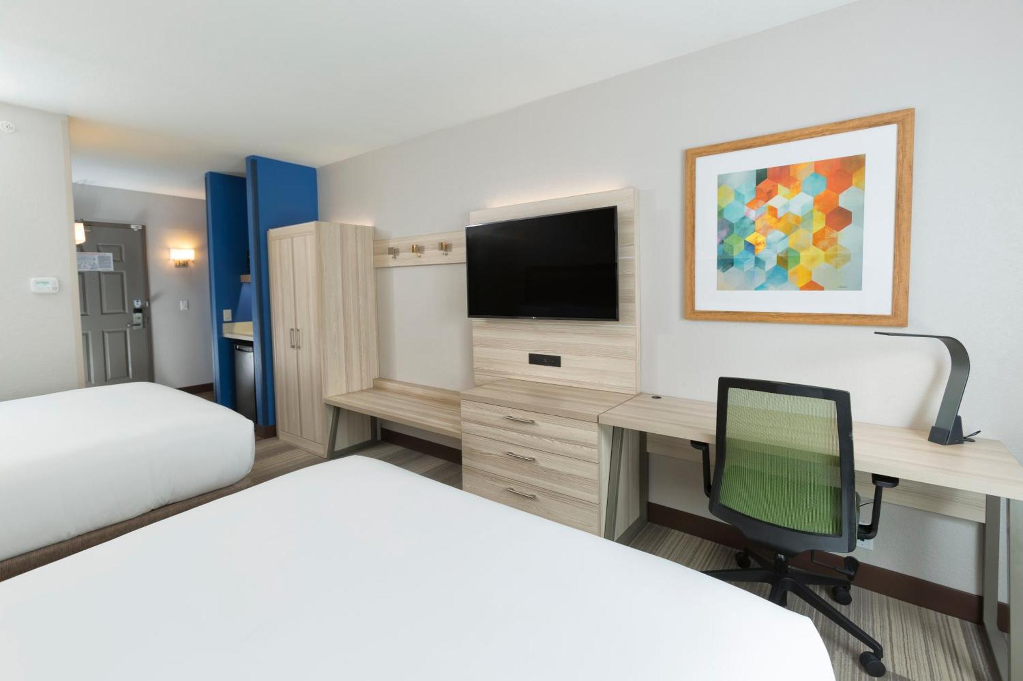 Queen Room Two Queen Beds Pool Side