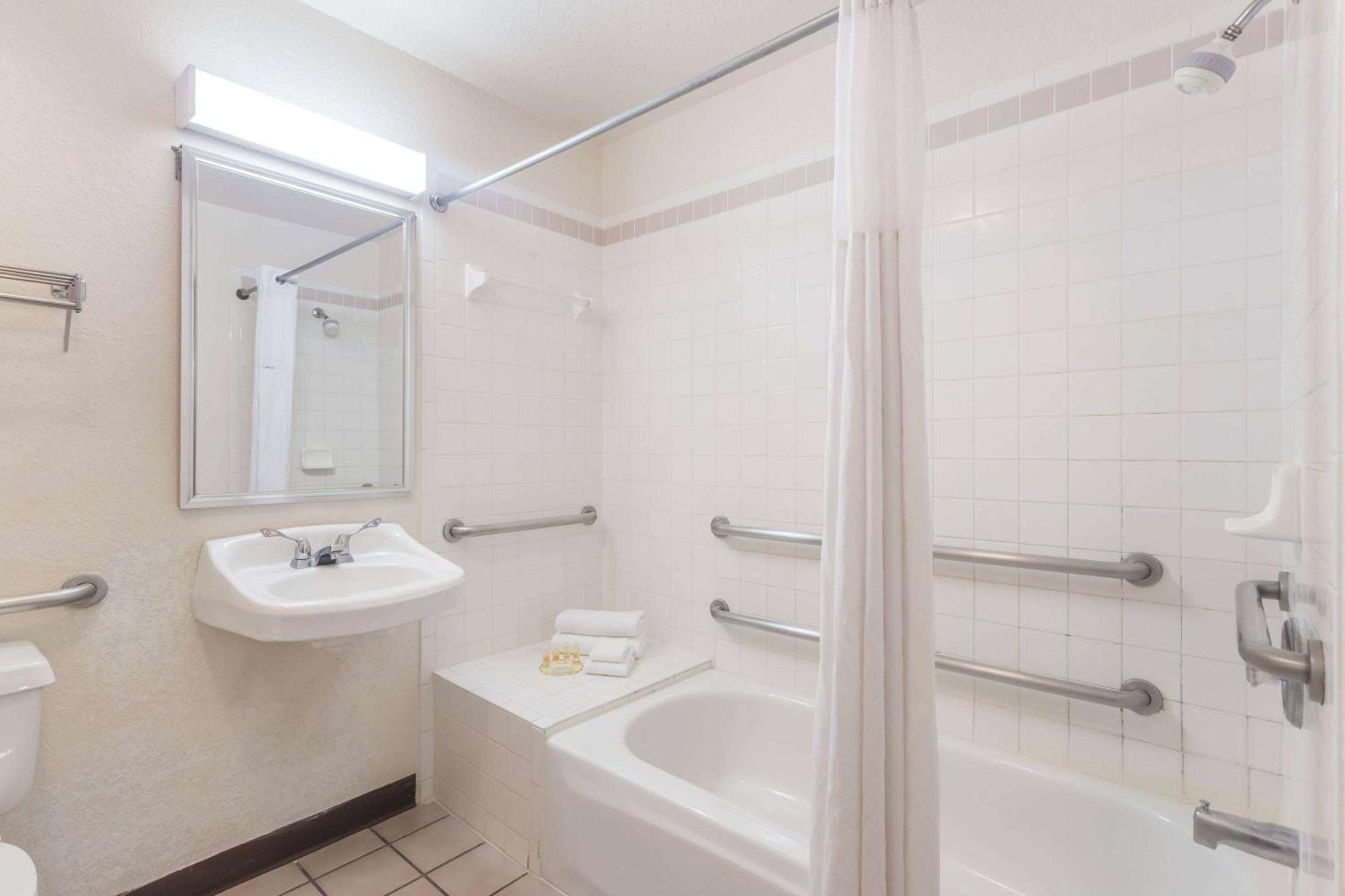 King Room with Mobility/Hearing Impaired Access - Non-Smoking