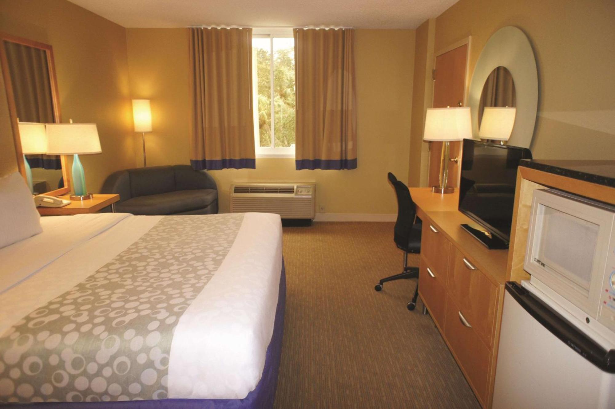 King Room Bath Tub Mobility or Hearing Accessible Non-Smoking