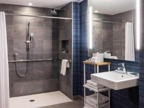 Habitación Superior con 2 camas grandes, ducha accesible en silla de ruedas y vistas a la ciudad y al parque - Adaptada para personas con movilidad reducida