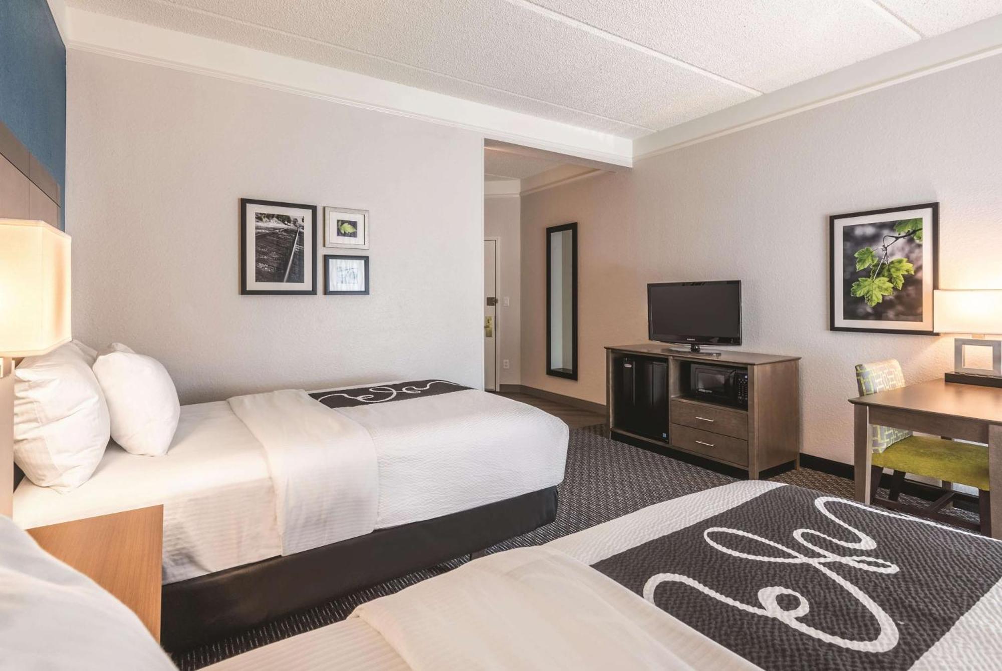 Double Room with Two Double Beds and Bath Tub - Mobility and Hearing Accessible/Non-Smoking,1281878305:JPEG