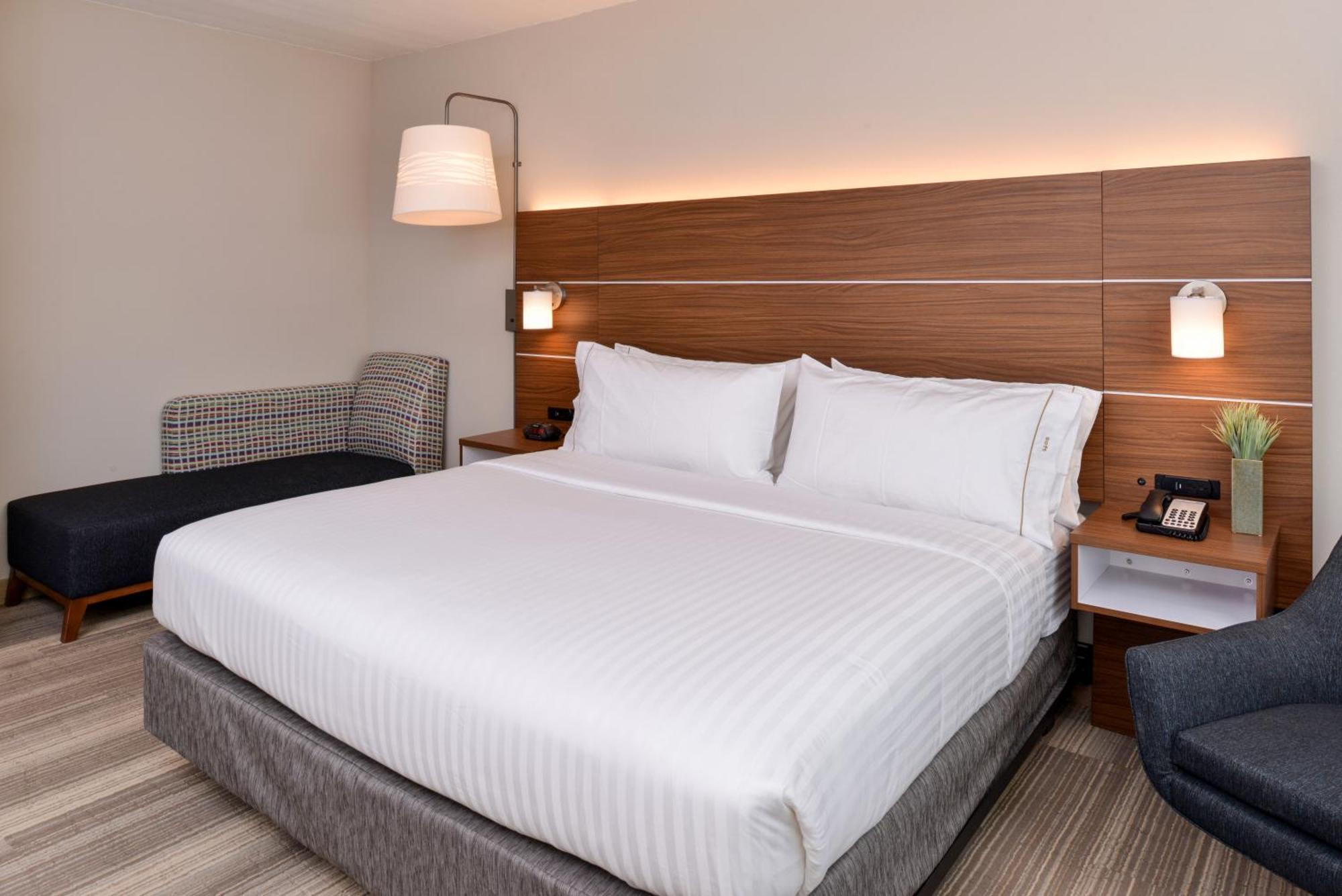 Standard King Room - Communications Accessible
