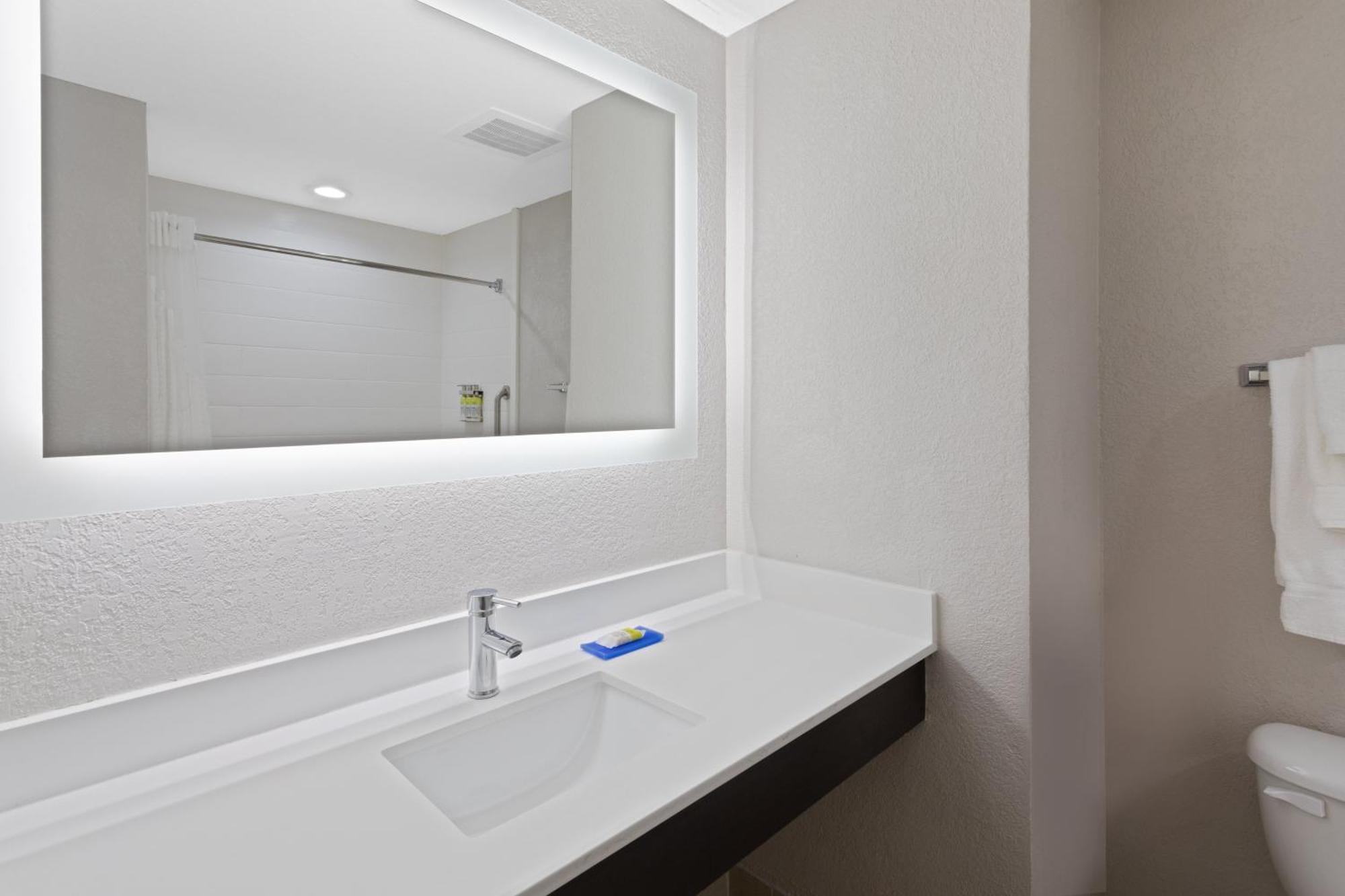 Standard King Room with Mobility Accessible Tub