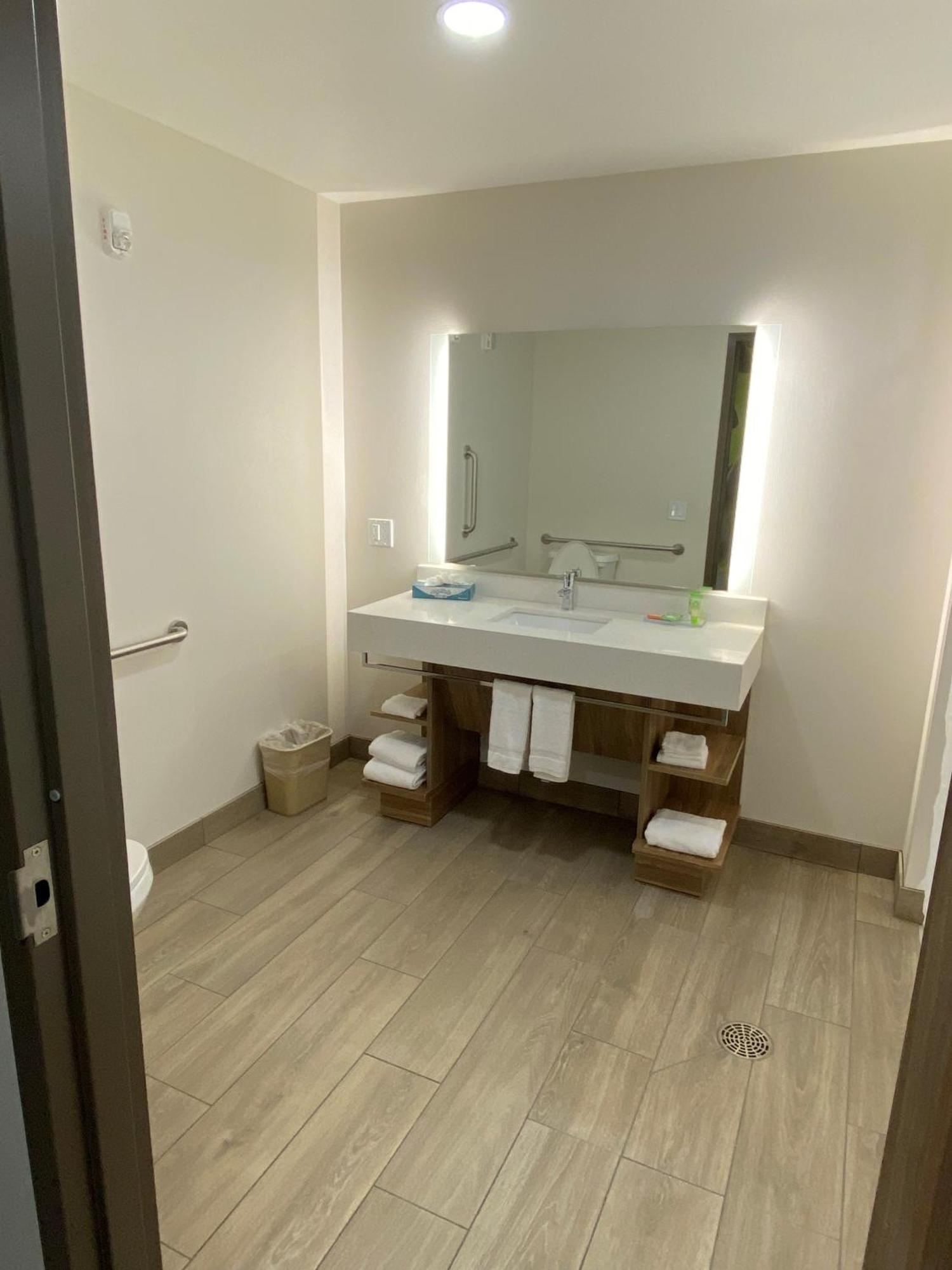 Queen Room Two Queen Beds Walk Shower w or Grab Bars Mobility Accessible or Non-Smoking