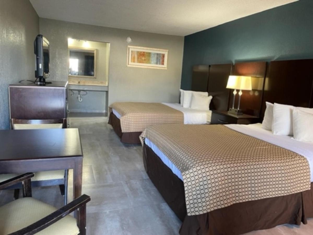 Deluxe Queen Room Non-Smoking Non Pet friendly