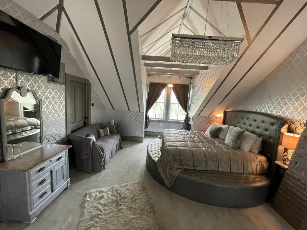 Deluxe King Suite,1400062619:JPEG
