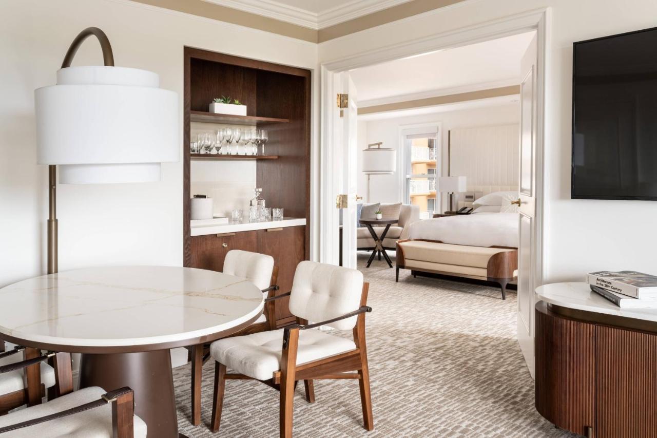 Executive Suite 1 King Bed Lakefront View Pool View