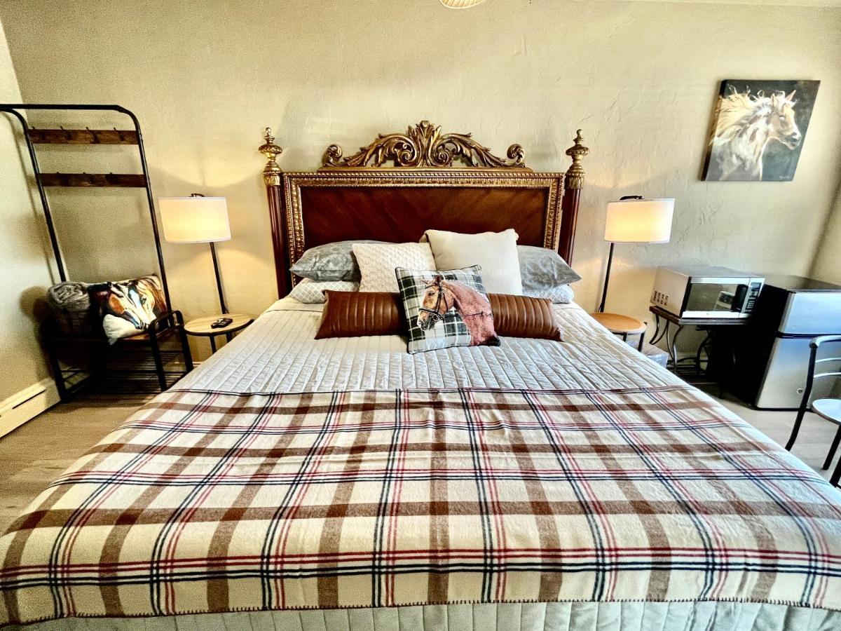 Deluxe Queen Room,1366850606:JPEG