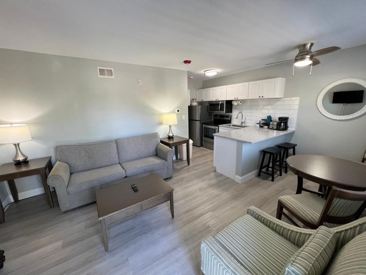 One-Bedroom Queen Suite Lake View