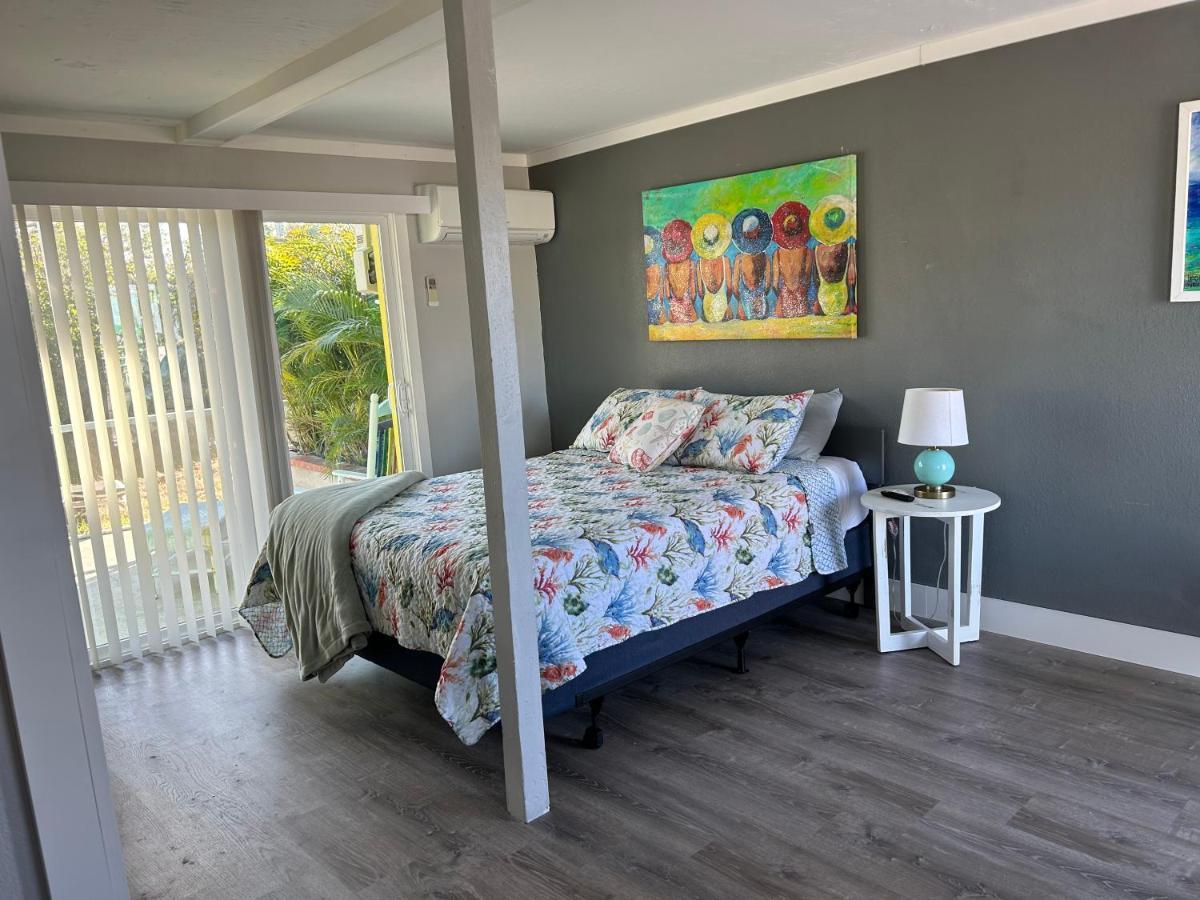Studio with Sea View,1366638938:JPEG