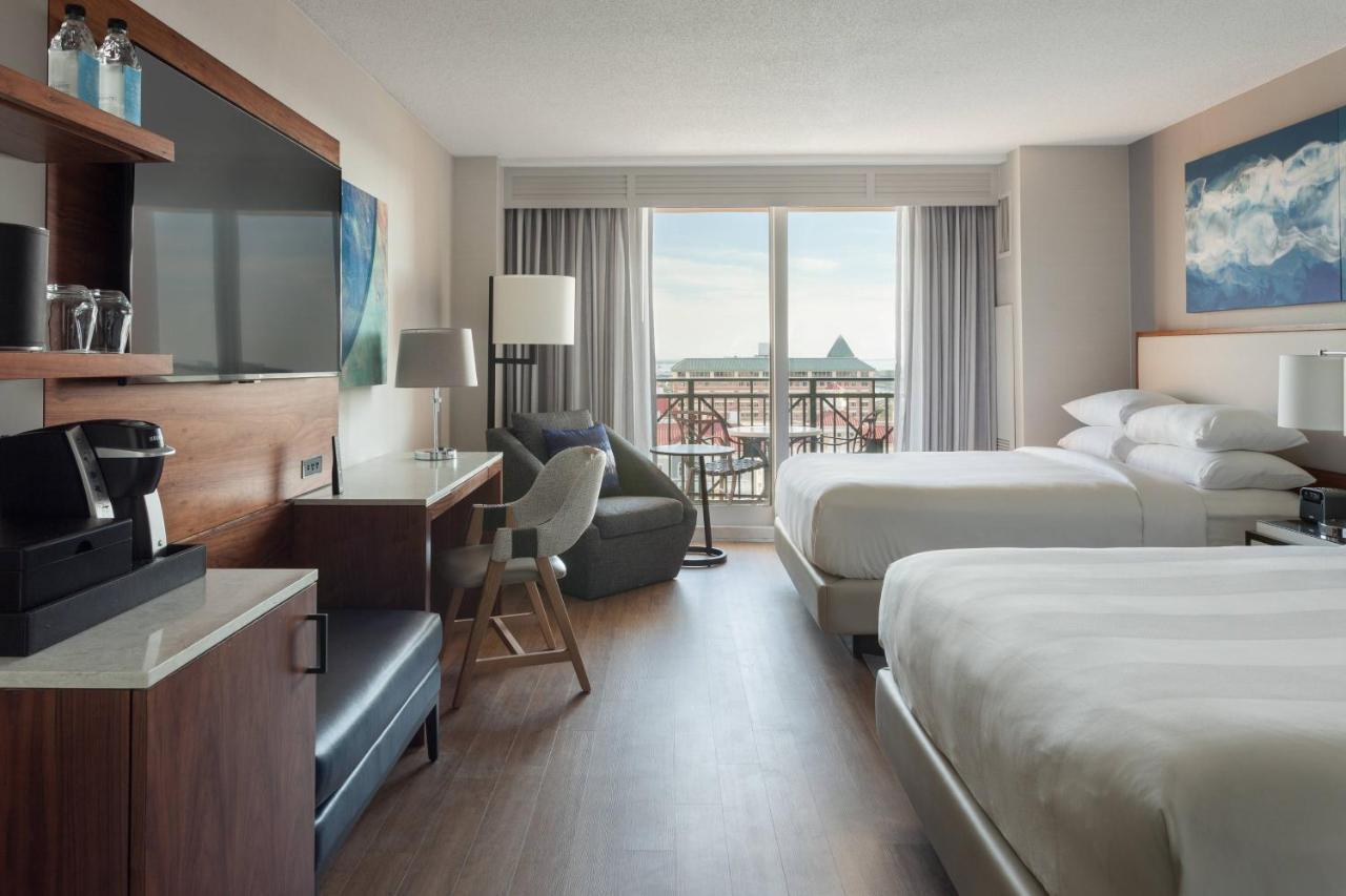 Zimmer mit 2 Queensize-Betten, Stadtblick und Balkon