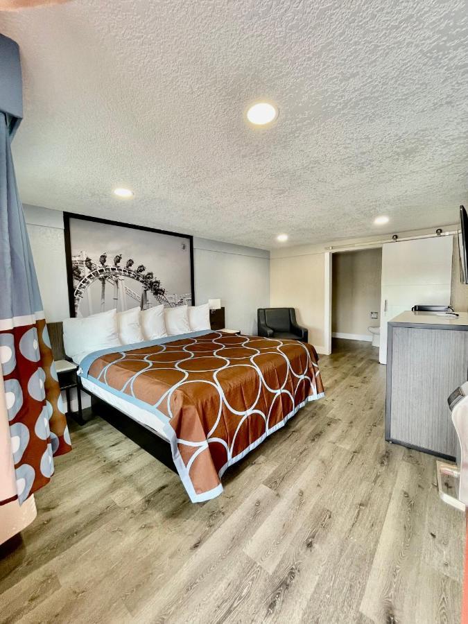 King Room Mobility or Hearing Access Roll Shower Non-Smoking