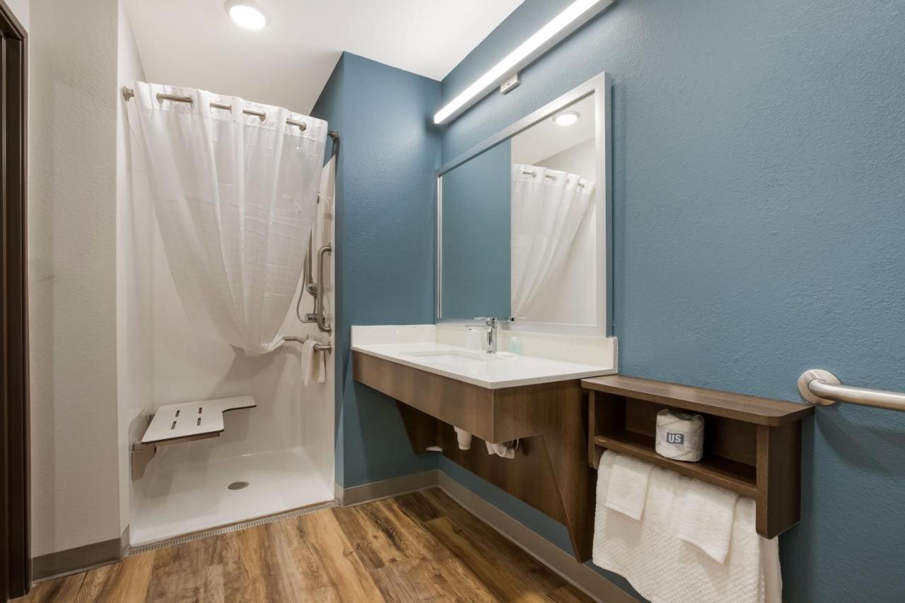 Queen Room Roll In Shower - Accessible/Non Smoking
