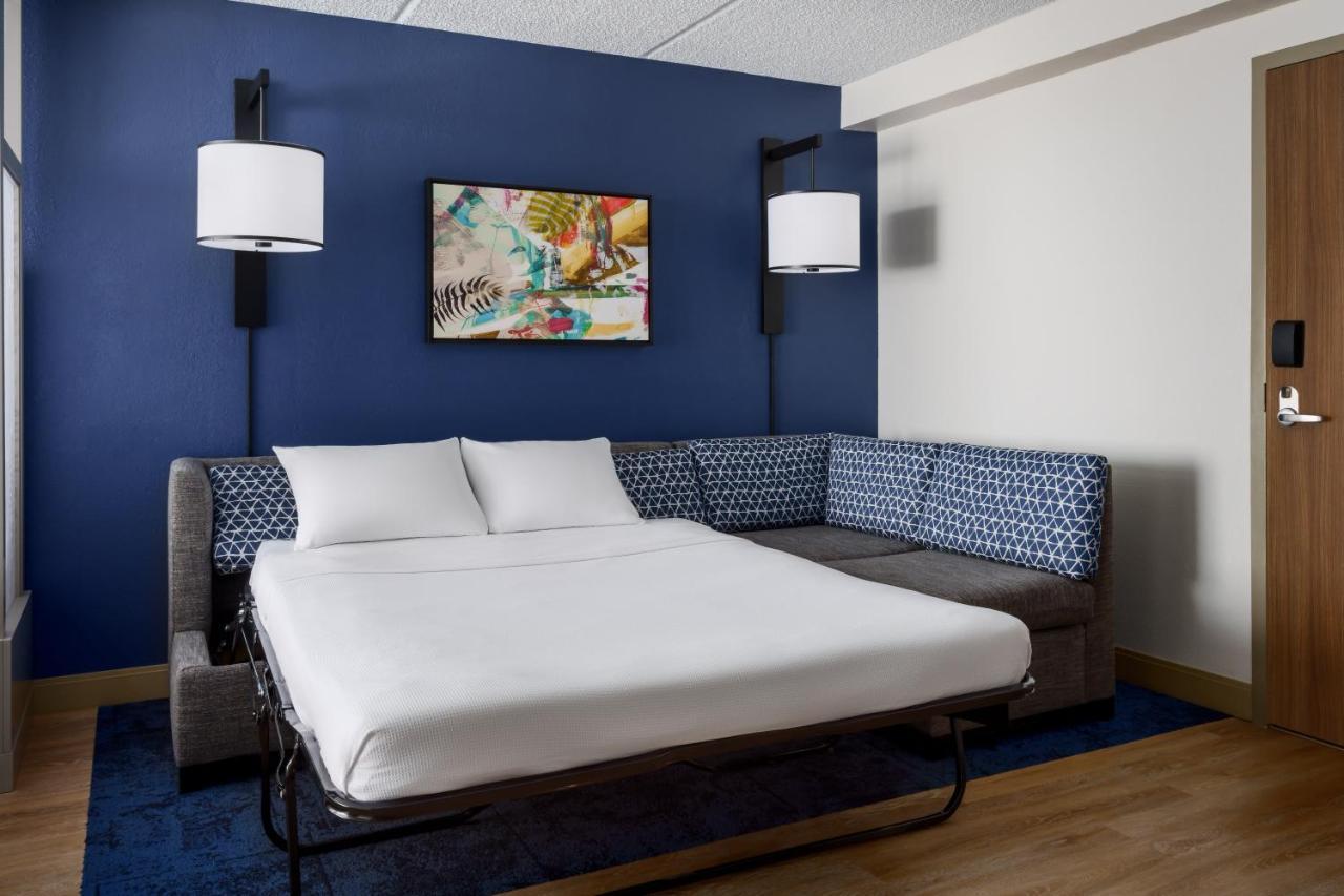 Queen Room with Two Queen Beds with Sofa Bed and Tub - High Floor