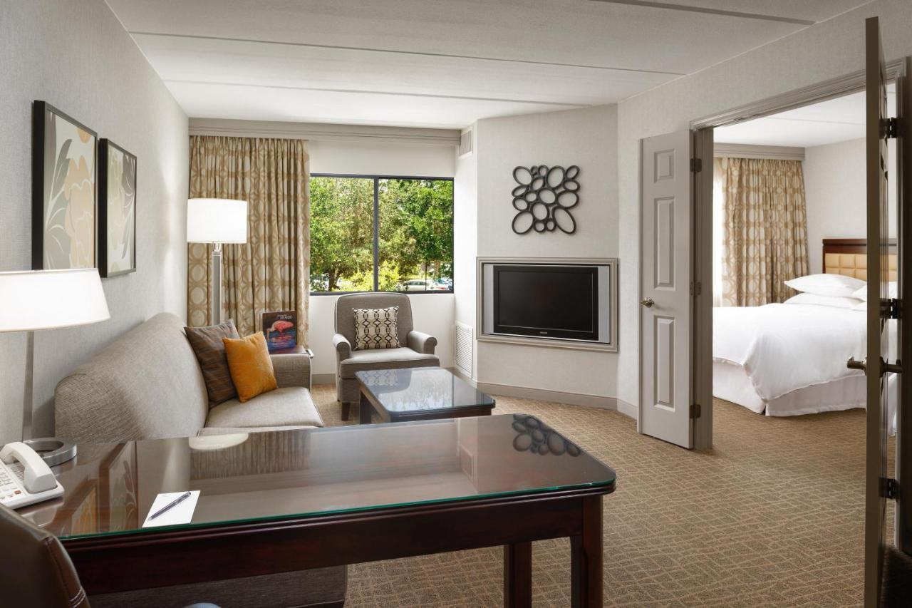 One-Bedroom Suite with Adapted Tub - Mobility and Hearing Accessible,1632207826:JPEG